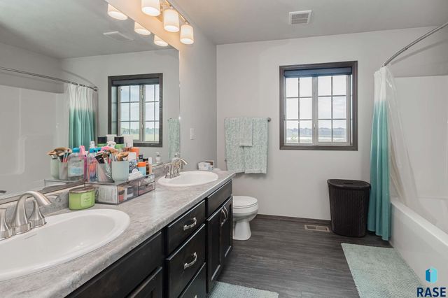 2500 E Meadowside Pl Place, Sioux Falls, SD 57108