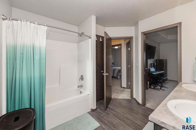 2500 E Meadowside Pl Place, Sioux Falls, SD 57108