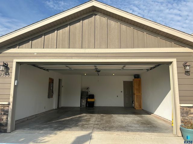 2500 E Meadowside Pl Place, Sioux Falls, SD 57108