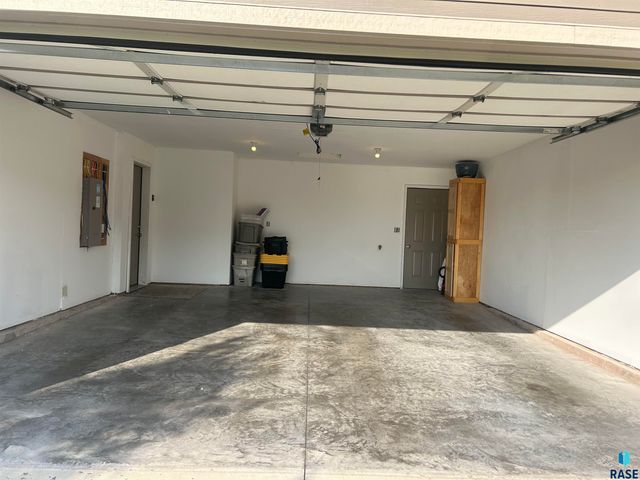 2500 E Meadowside Pl Place, Sioux Falls, SD 57108