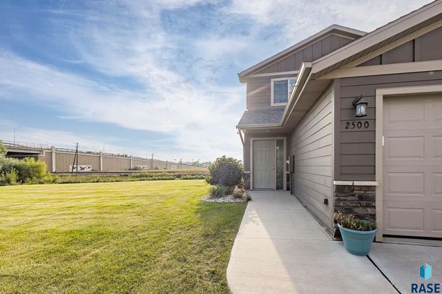 2500 E Meadowside Pl Place, Sioux Falls, SD 57108