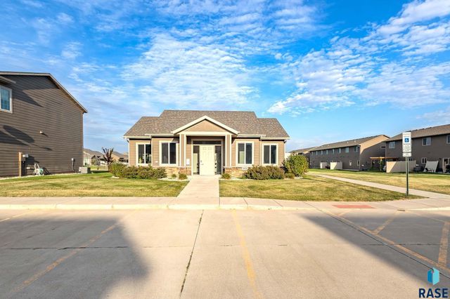 2500 E Meadowside Pl Place, Sioux Falls, SD 57108