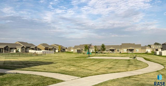 2500 E Meadowside Pl Place, Sioux Falls, SD 57108