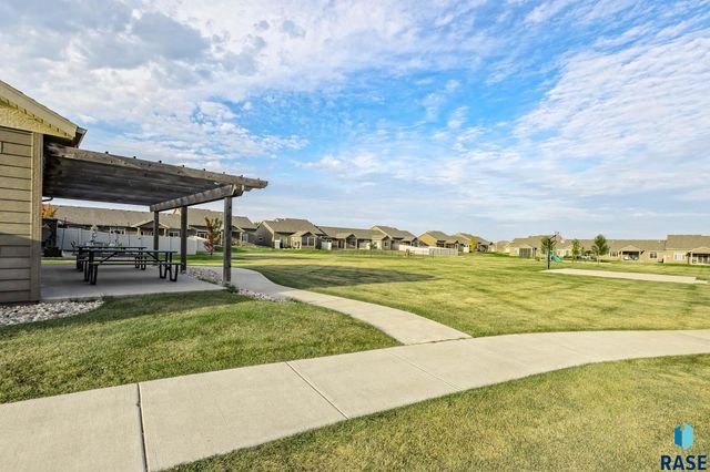 2500 E Meadowside Pl Place, Sioux Falls, SD 57108
