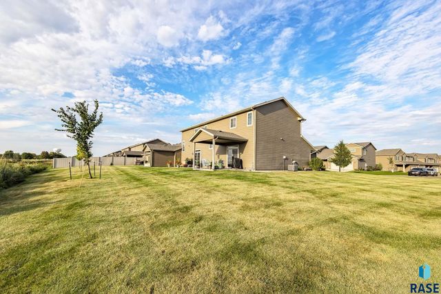 2500 E Meadowside Pl Place, Sioux Falls, SD 57108