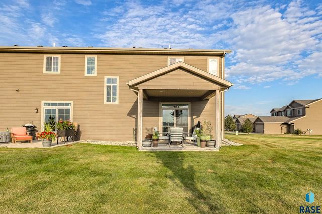 2500 E Meadowside Pl Place, Sioux Falls, SD 57108