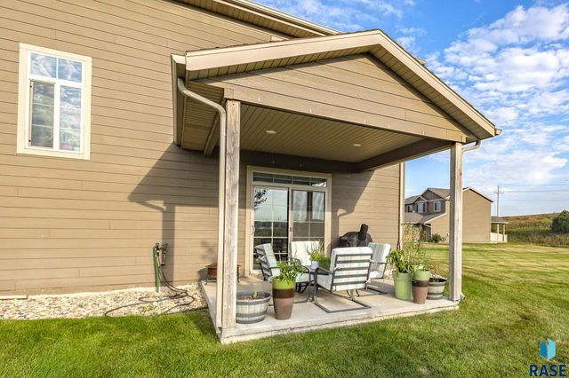 2500 E Meadowside Pl Place, Sioux Falls, SD 57108