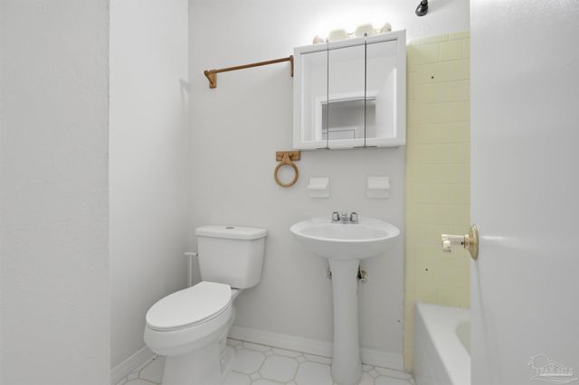 5719 N Ventura Ln, Pensacola, FL 32526