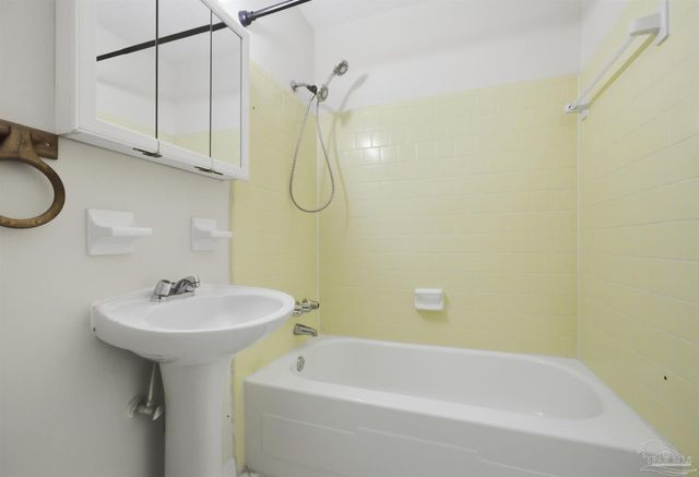 5719 N Ventura Ln, Pensacola, FL 32526