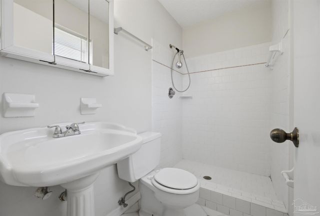 5719 N Ventura Ln, Pensacola, FL 32526