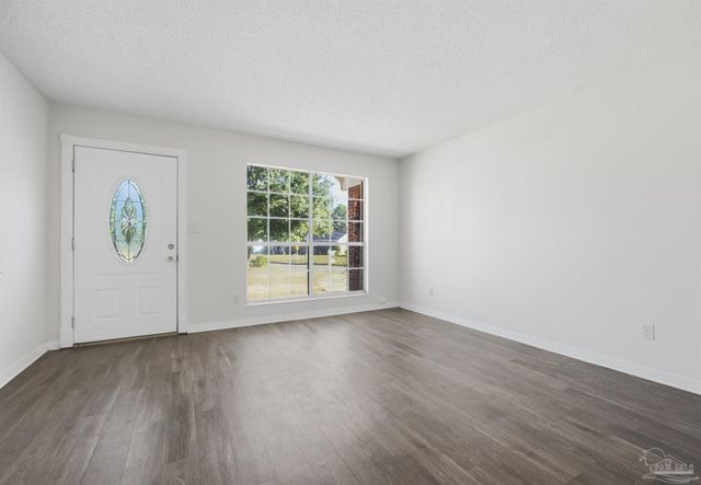 5719 N Ventura Ln, Pensacola, FL 32526