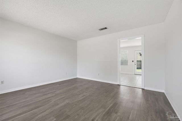 5719 N Ventura Ln, Pensacola, FL 32526