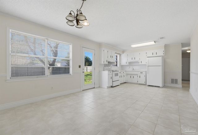 5719 N Ventura Ln, Pensacola, FL 32526