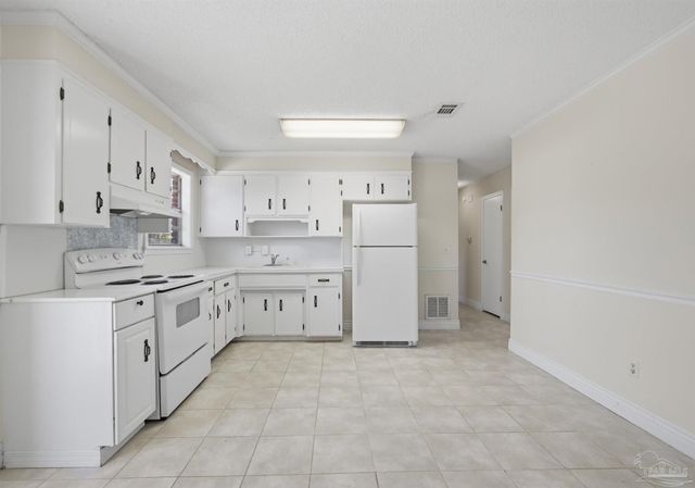 5719 N Ventura Ln, Pensacola, FL 32526