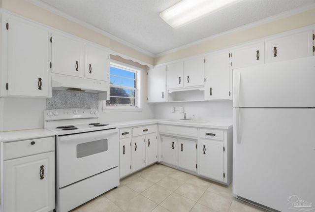 5719 N Ventura Ln, Pensacola, FL 32526