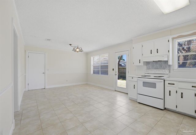 5719 N Ventura Ln, Pensacola, FL 32526