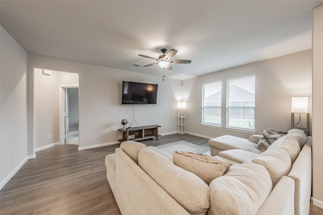 601 Bethpage Drive, Red Oak, TX 75154