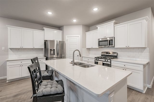 601 Bethpage Drive, Red Oak, TX 75154