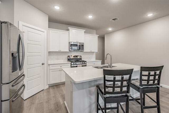 601 Bethpage Drive, Red Oak, TX 75154
