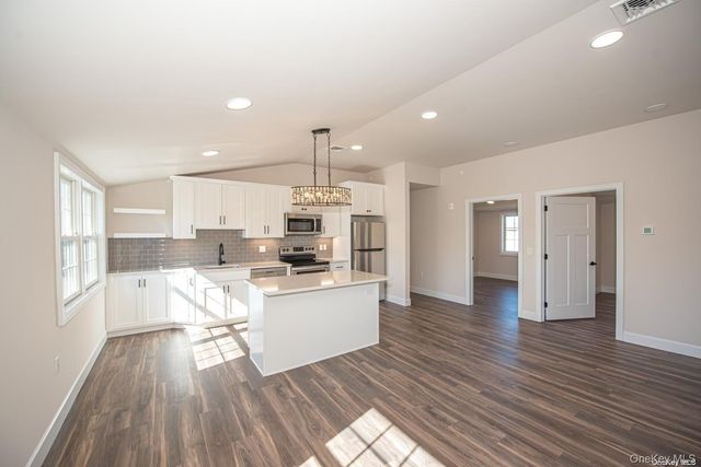 1090 New York Avenue Penthouse, Huntington Station, NY 11746