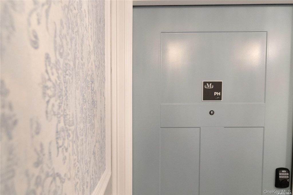 1090 New York Avenue Penthouse, Huntington Station, NY 11746