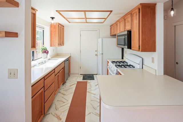 7004 Springmont Dr, Elk Grove, CA 95758