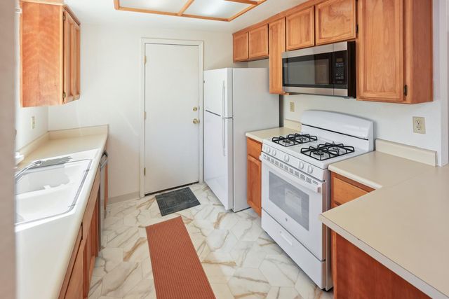 7004 Springmont Dr, Elk Grove, CA 95758