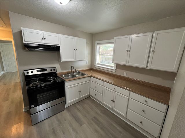 1316 N Prairie Creek Road, Dallas, TX 75217