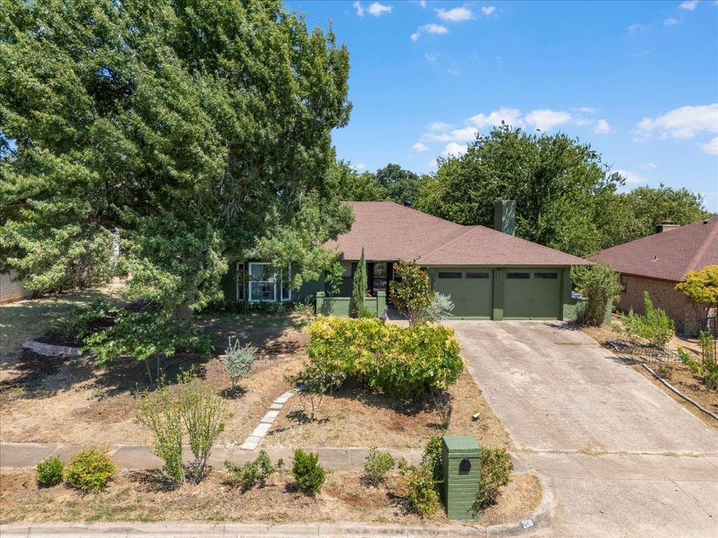208 Pebblestone Drive, Benbrook, TX 76126 — exterior