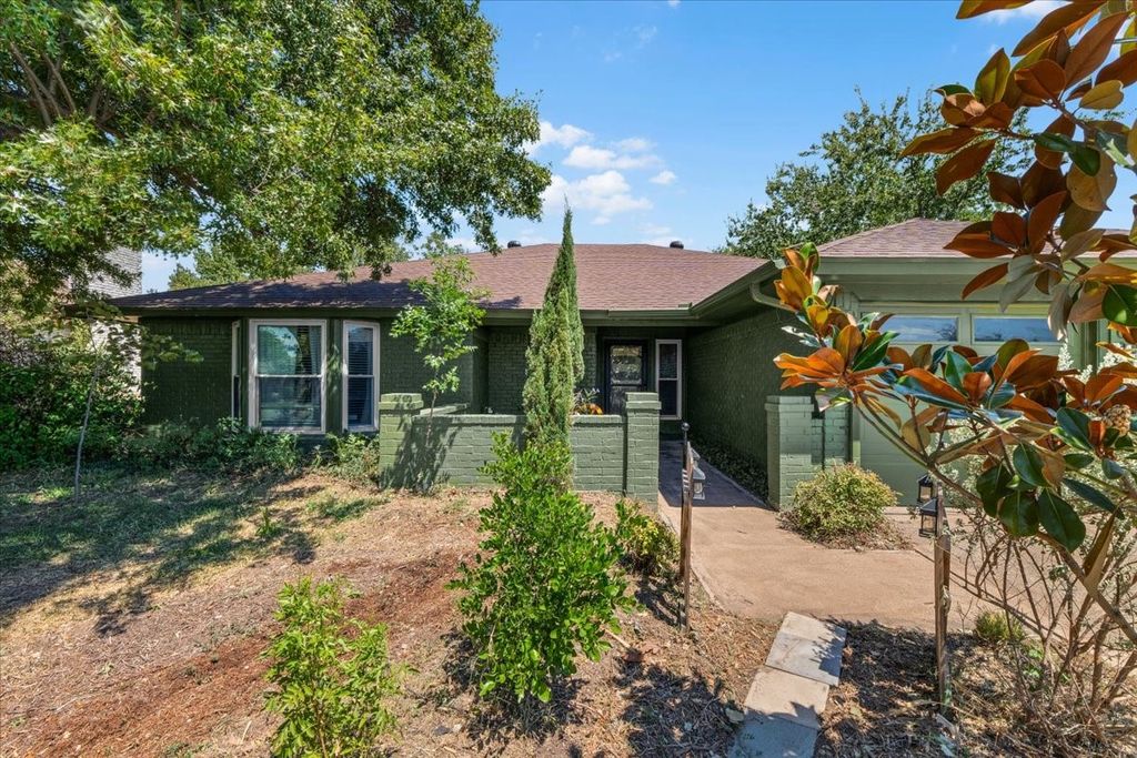 208 Pebblestone Drive, Benbrook, TX 76126 — photo 3