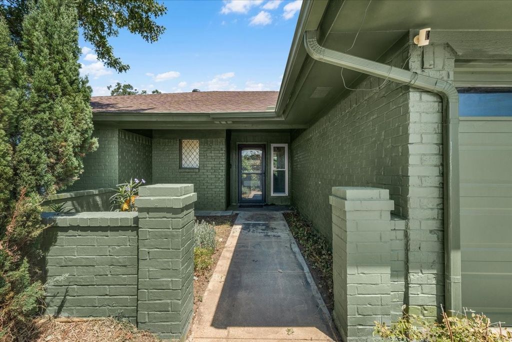 208 Pebblestone Drive, Benbrook, TX 76126 — photo 4