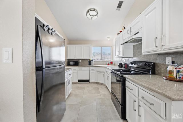 8817 Andrieu Court, Bakersfield, CA 93311