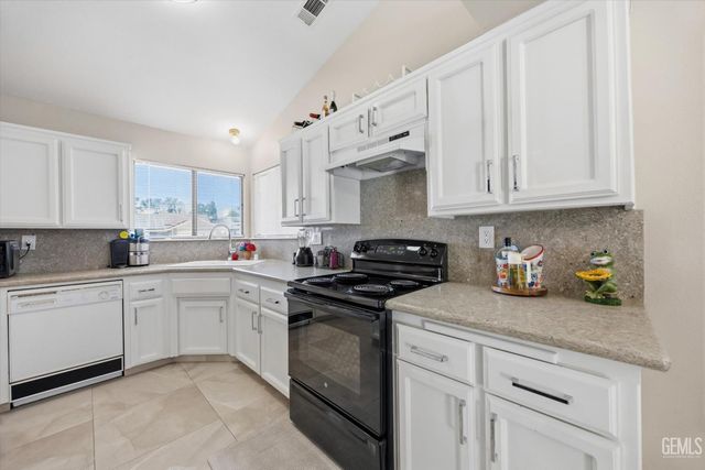 8817 Andrieu Court, Bakersfield, CA 93311