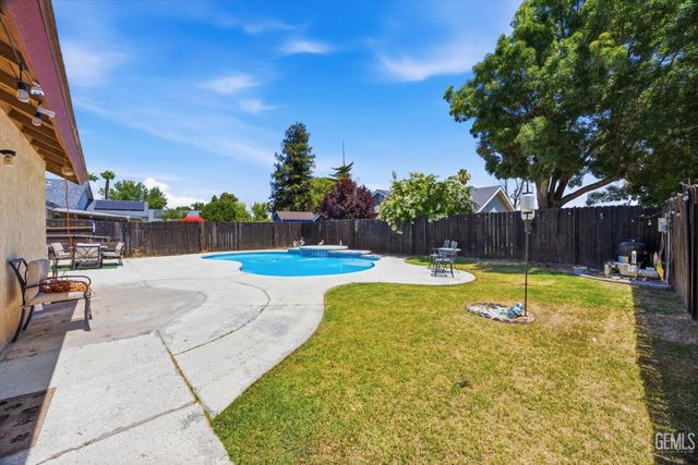 8817 Andrieu Court, Bakersfield, CA 93311