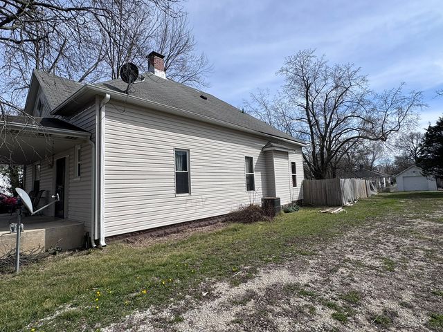 325 W Porter Street, Salem, IL 62881
