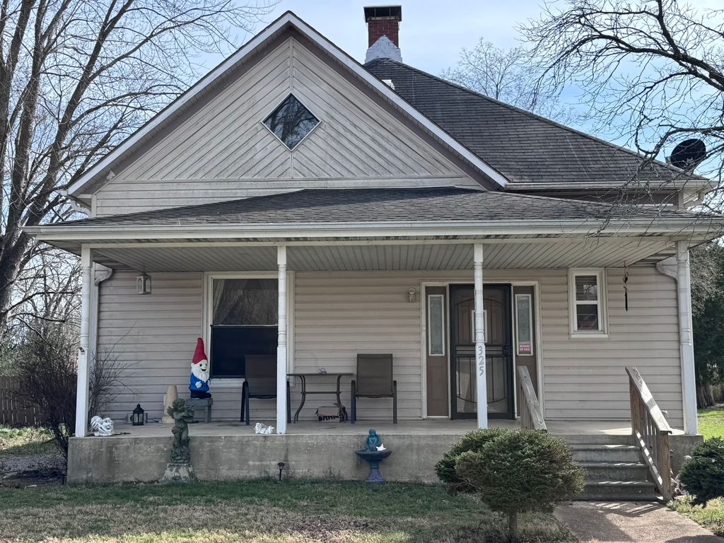 Image 2 of property listing at 325 W Porter Street, Salem, IL 62881