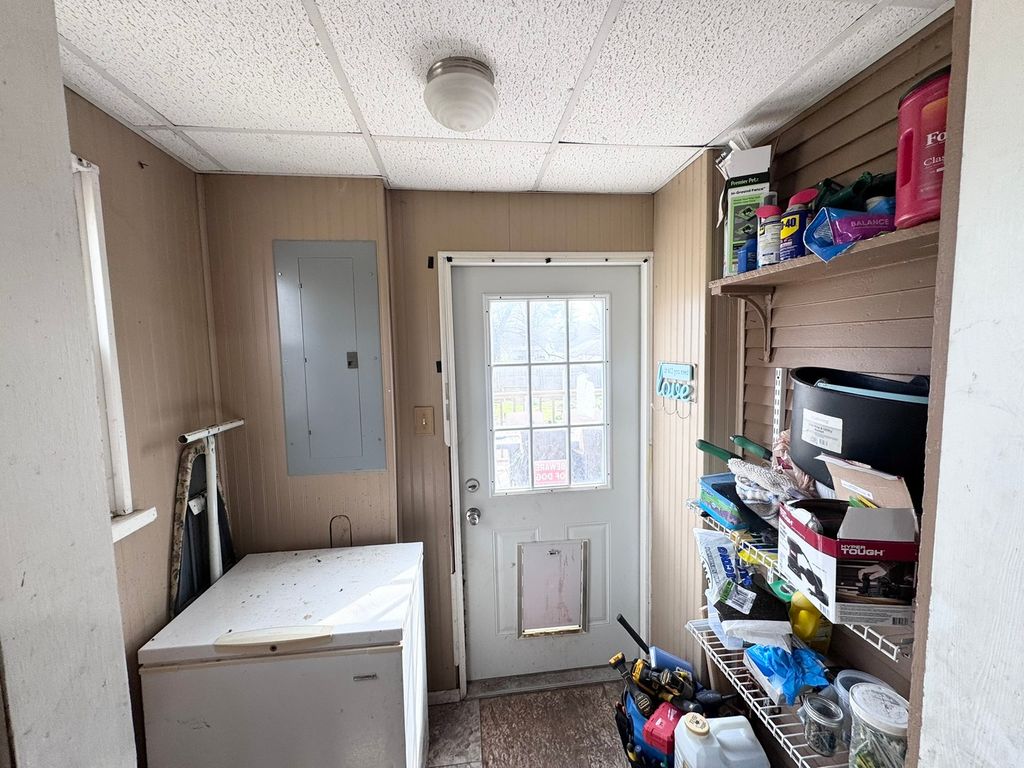 Image 13 of property listing at 325 W Porter Street, Salem, IL 62881