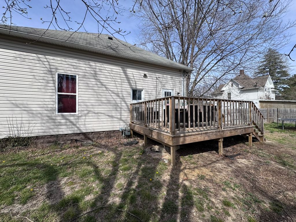 Image 5 of property listing at 325 W Porter Street, Salem, IL 62881