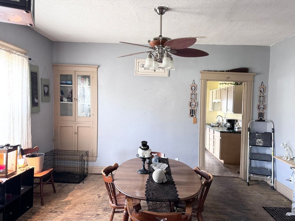 Image 8 of property listing at 325 W Porter Street, Salem, IL 62881