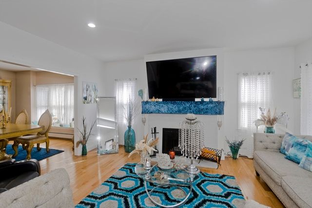 29 Eddywood St, Springfield, MA 01118