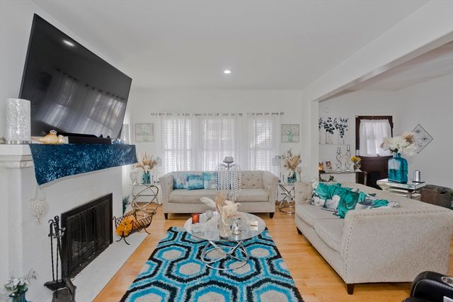 29 Eddywood St, Springfield, MA 01118