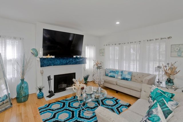 29 Eddywood St, Springfield, MA 01118