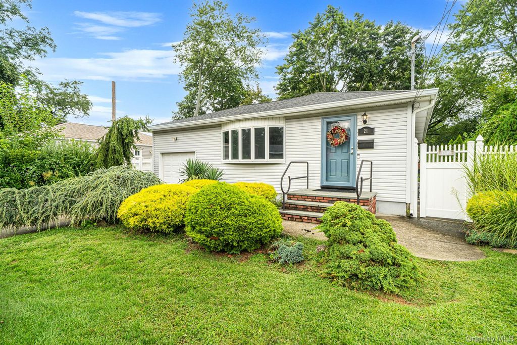 21 Pearsall Place, Deer Park, NY 11729 — exterior
