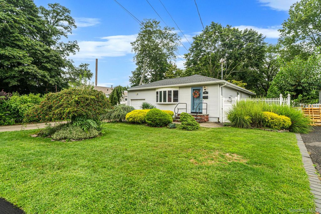 21 Pearsall Place, Deer Park, NY 11729 — photo 2