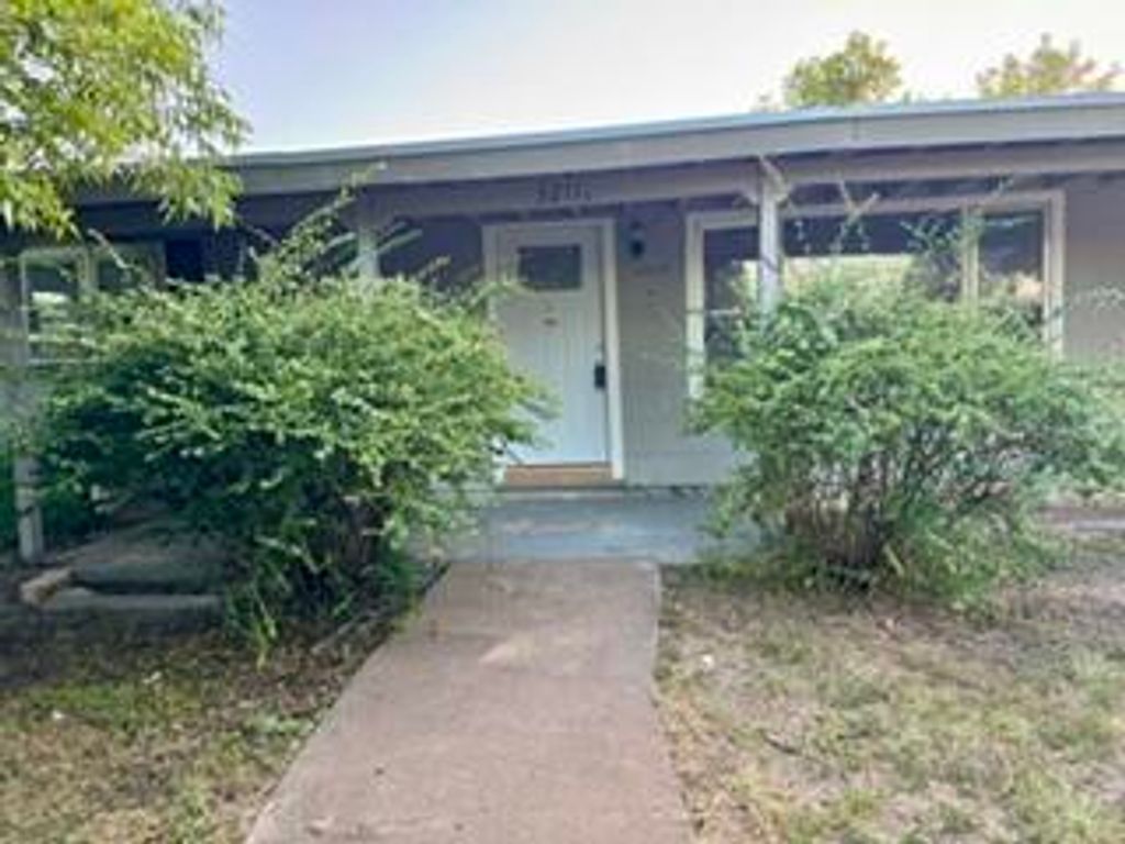Image 1 of property listing at 3211 N Oakes Street, San Angelo, TX 76903