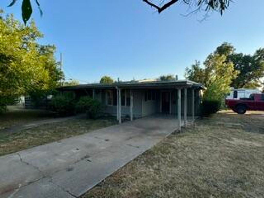 Image 2 of property listing at 3211 N Oakes Street, San Angelo, TX 76903