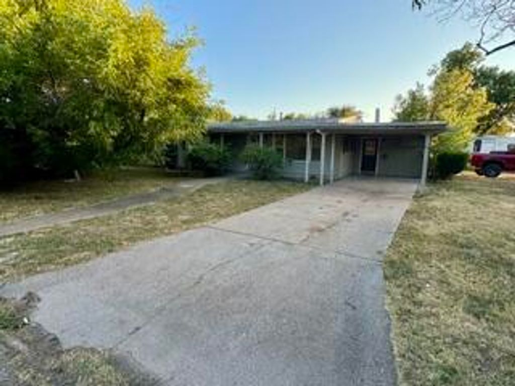 Image 3 of property listing at 3211 N Oakes Street, San Angelo, TX 76903
