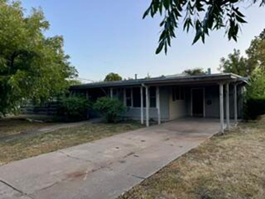 Image 4 of property listing at 3211 N Oakes Street, San Angelo, TX 76903