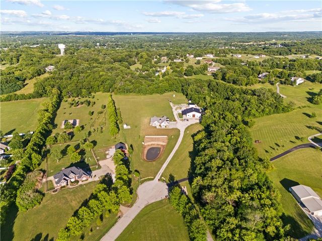 1703 SW Hawes Lane, Oak Grove, MO 64075