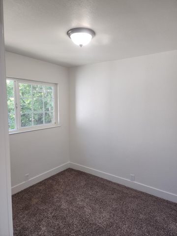 940 E Lyndale Drive, Tulare, CA 93274